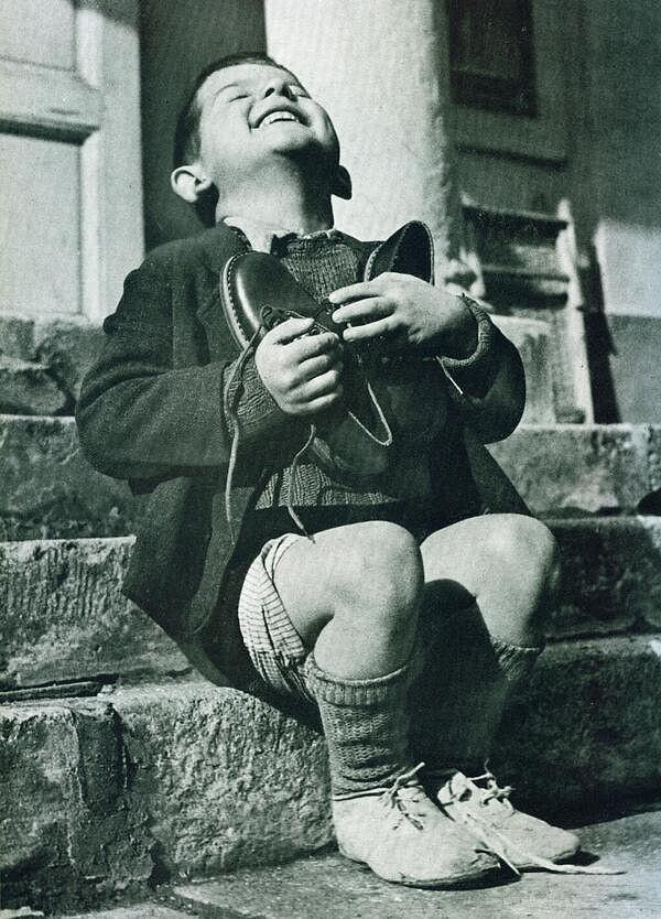 12. 6 yaşındaki Avusturyalı bir yetimin ayakkabı sevinci. (1946)