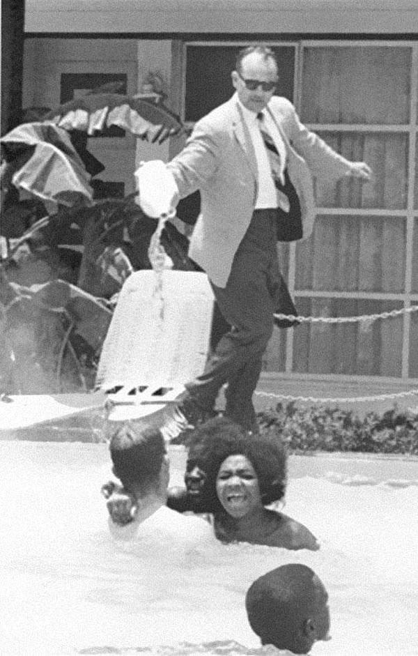 17. Siyahi aile yüzerken havuza asit döken bir otel sahibi. (1964)