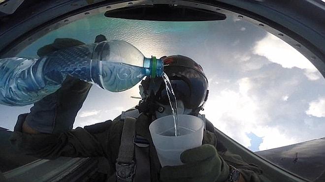 Merkezcil Kuvveti Kullanan Jet Pilotu Şişeden Bardağa Suyu Doldururken Uçağı Ters Çevirdi