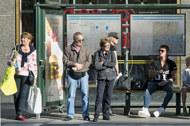 Люди на остановке. Wait Bus stop. Фото wait for a Bus.