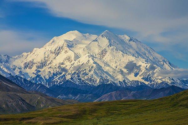 1. Geniş nehir vadileri, tundra, yüksek dağ sıraları ve buzul dökümlü dağların bulunduğu Alaska Denali National Park