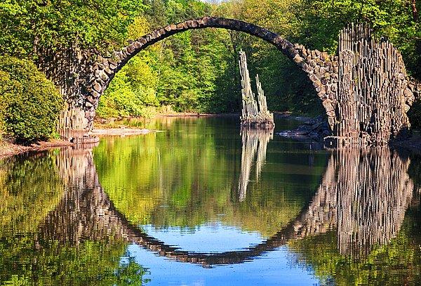 7. Rakotz Köprüsü’nün büyüleyici güzelliğiyle aklınızı başınızdan alacak Kromlau
