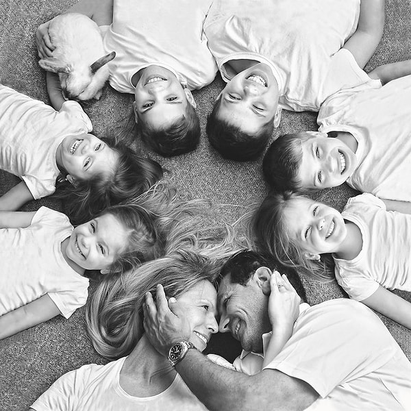 2. Мама и папа любят их всех одинаково, все детки - самые-самые