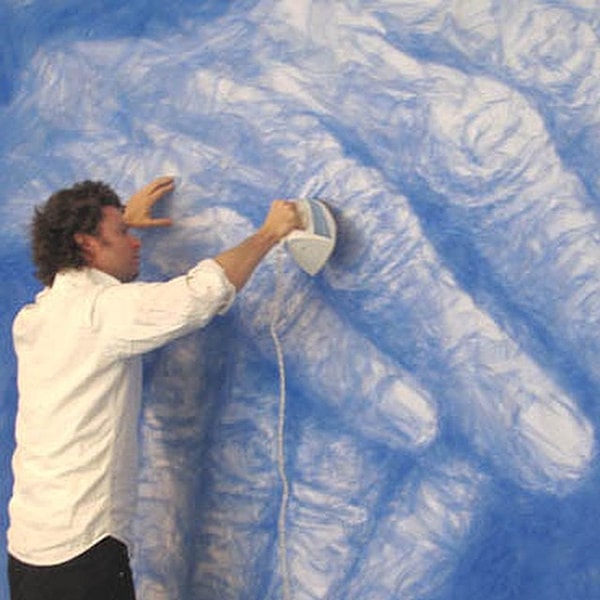 4. Идея таких своеобразных рисунков пришла ему в голову, когда он комкал в руках кусочек черного тюля, размышляя над портретом Рембрандта.