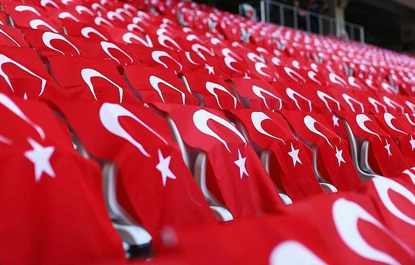 Allianz Riviera Stadı'nda bize ayrılan koltuklar Türk bayraklarıyla donatıldı