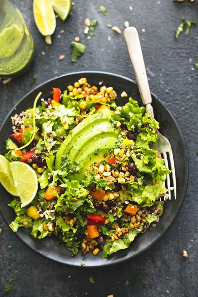 6. Fit bir tercih için: Limonlu avokadolu kinoa salatası