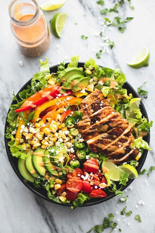 9. Acıdan vazgeçemeyenler için: Chipotle soslu tavuk salata