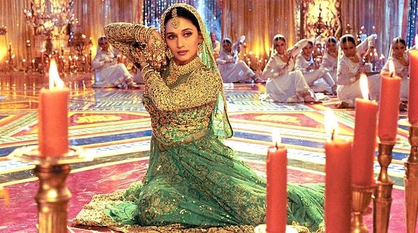 2. Hollywood'da geleneksel ögeler kullanılmaz, her şey fazlasıyla moderndir. Bollywood'da ise düğünlerinden bayramlarına filmin içerisinde birçok geleneğe yer verilir.