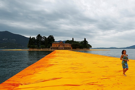 İtalya'da Gölün Üzerinde Yürümenizi Sağlayan Muhteşem Enstalasyon: The Floating Piers