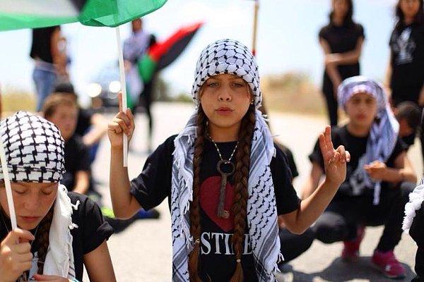 Bütün haberlerine adını söyleyerek başlayan Janna, bitirirken de “Janna Jihad, İşgal Altındaki Filistin…” diyor.