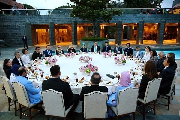 Cumhurbaşkanı Recep Tayyip Erdoğan ve eşi Emine Erdoğan'ın ev sahipliği yaptığı iftar yemeği Tarabya Huber Köşkü'nde gerçekleşti.