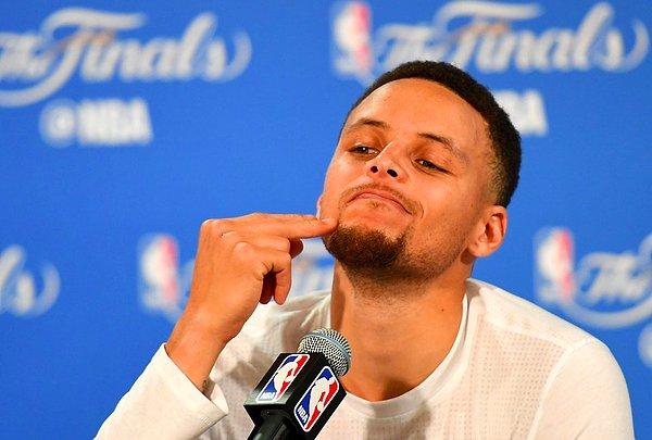 Curry,  maç başına 30 sayı atan ilk oyuncu, bir sezonda 400 üç sayılık basket atan ilk oyuncu unvanlarını aldı