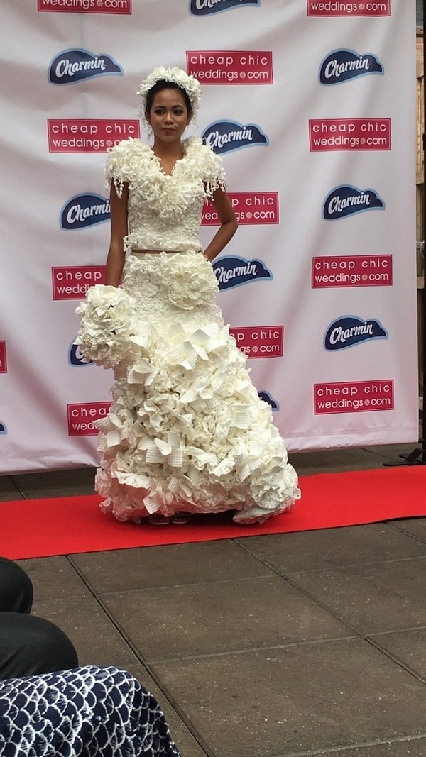 7. Рой Круз использовала 42 рулона туалетной бумаги, чтобы сделать это платье. И ее усилия не остались неоценёнными - она получила приз зрительских симпатий.