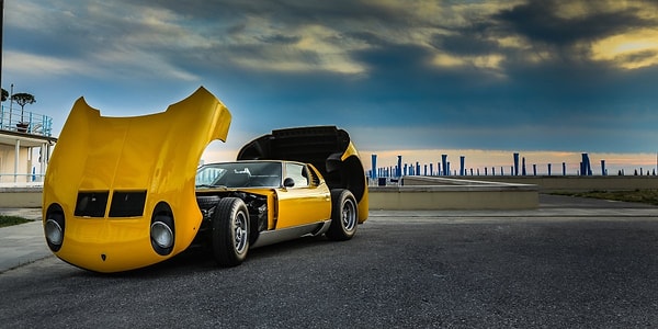 9. И Miura во всех смыслах заслуживает этого звания. В сегодняшней валюте она стоила бы $150 тыс. А ее массивный 4-литровый двигатель с 12 цилиндрами обаладает мощностью в 350 лошадиных сил.