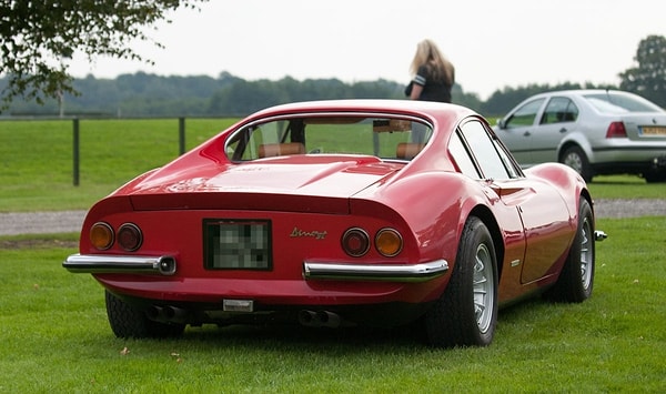 11. Хотя его команда объездила множество автомобилей с таким расположением двигателя, Феррари относился скептически к тому, чтобы начать продавать подобные авто, поэтому первая такая машина даже не называлась Ferrari. Вместо этого компания выпустила модели 206 и 246 под маркой Dino. Но это не важно – в конце концов, эти автомобили поставили рекорд по продажам для компании Ferrari.