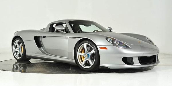 14. На сегодняшний день расположение двигателя по центру является необходимым элементом для любого уважающего себя суперкара. Даже Porsche, которая застряла на заднем расположении двигателя со спортивной модели 911, выпущенной в 1963 году, стала выпускать автомобили с центральным расположением двигателя уже в начале нулевых. Например, как эта модель Carrera GT.