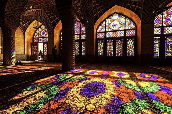 8. Caminin içindeki renkli ışıkların sadece sabah saatlerinde görülebildiğini de ekleyelim. Öğle saatleri ve sonrasında bu renkleri göremiyorsunuz.
