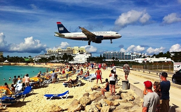 6. Чтобы почувствовать, как самолет проносится над вашей головой, посетите Сен-Мартен, остров в Карибском море. Местный аэропорт находится прямо за пляжем, и его руководство совершенно не заботит то, что самолеты взлетают и идут на посадку над отдыхающими на пляже.