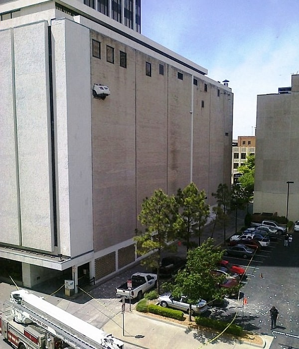 16. Ничего не замечаете? Да, машина...в стене. Как это произошло? В городе Тулса штата Оклахома, США, мужчина двигался задним ходом в многоэтажной стоянке, на своем автомобиле Мерседес, но, к несчастью, его нога застряла на педали газа! В результате, разогнавшийся автомобиль пробил стену парковки и застрял в ней, благодаря чему водитель не пострадал.