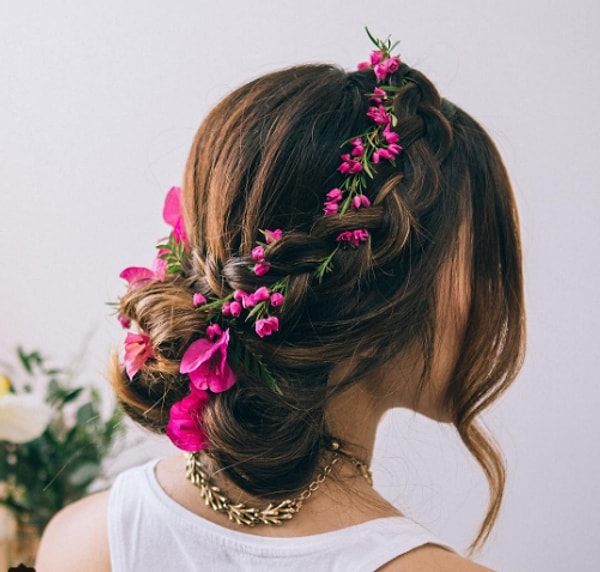 7. Или вплести розовые лепестки в косы...