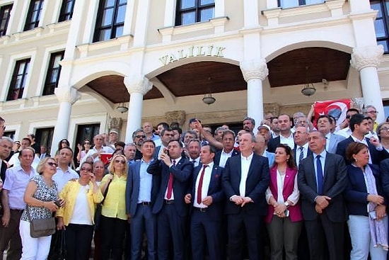 Bolu'da 10. Yıl Marşı'nın Yasaklanmasını Protesto Eden CHP'liler Valiliğe Yürüdü