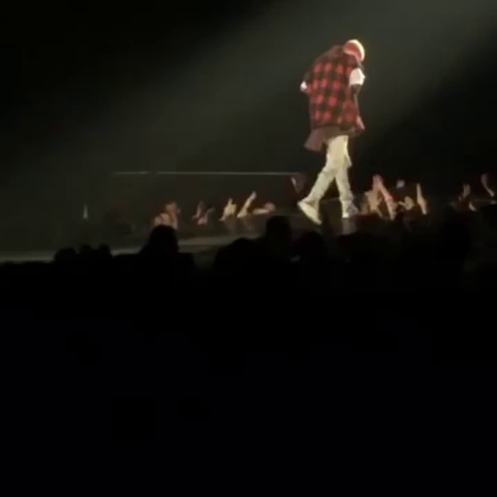 Джастин Бибер в очередной раз упал со сцены