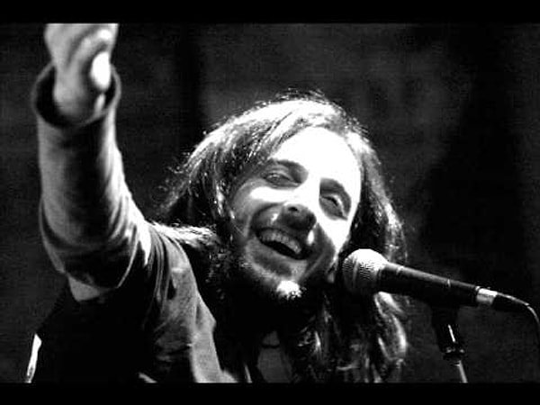 Karadeniz müziğinin unutulmaz sesi Kazım Koyuncu, “Şair Ceketli Çocuk” lakabıyla hafızalara kazındı.