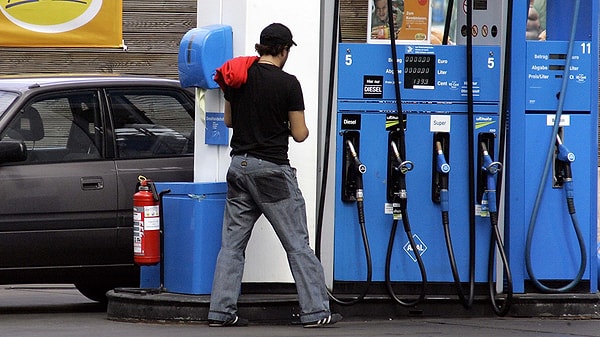 14. «У меня был секс с клиенткой на газовой заправке, где я работаю. И ей понравилась, она сказала, что как-нибудь еще заскочит. Поживем, увидим. Надеюсь, босс не заметил, как я вел ее в подсобку»