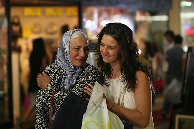 12. Filme ana-bacı da karışırsa, seyircinin kafası da karışır. Hassas değerlerin işin içine sokulmasından hoşlanmayan izleyici, anne otoritesi karşısında afallayacaktır