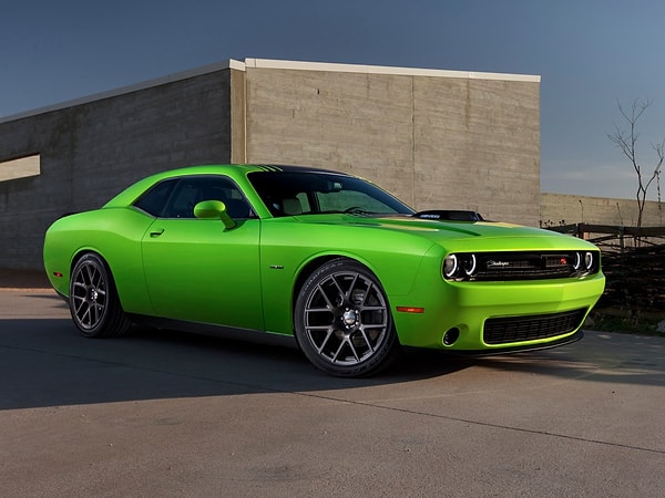 9. Среднеразмерный спортивный автомобиль: Dodge Challenger