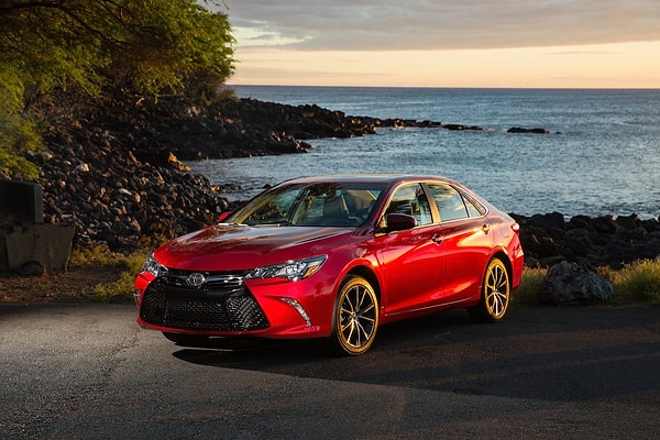 10. Среднеразмерный автомобиль: Toyota Camry