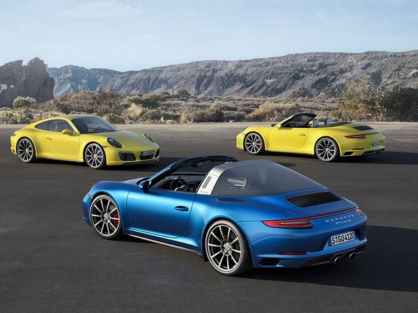 21. Cреднеразмерный спортивный автомобиль премиум класса: Porsche 911