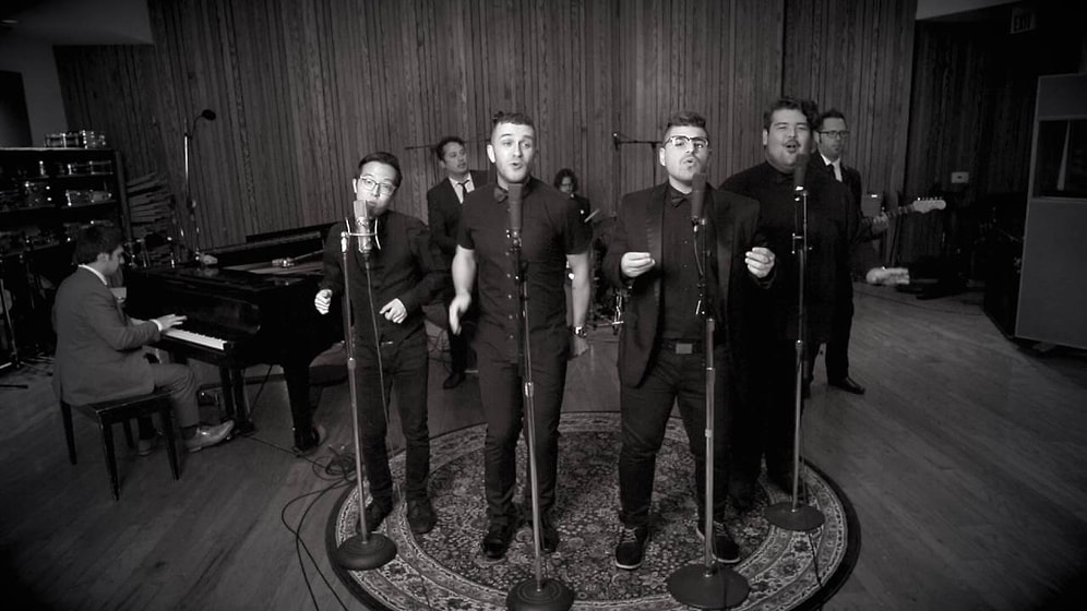 Şarkılara Vintage Havası Katarak Cover'layan Gruptan 'MMMbop' Performansı