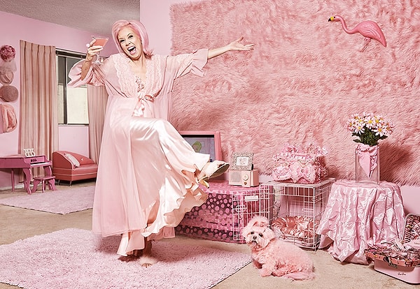 6. Эта розовая леди даже свой дом спроектировала таким образом, словно это сказочное жилище розовой феи. Здесь она по-настоящему счастлива.