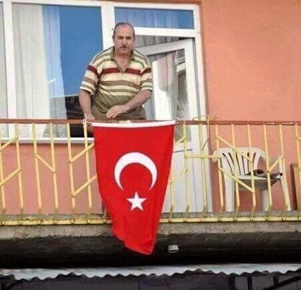 Artık hepimizin balkonu olan balkonun sahibi belediyeden emekli Salih Tahtaoğlu.