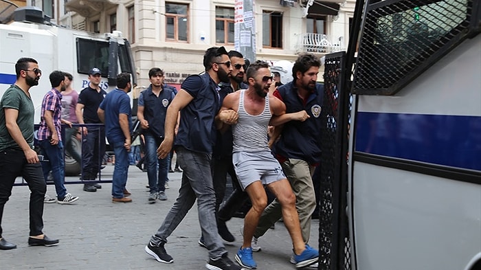 İstiklal Caddesi'ndeki LGBTİ Eylemine Müdahale