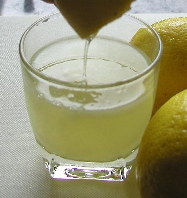 19. Start the day out with a mug of warm water and the juice of half a lemon. Vitamin C and potassium, which are high in lemon, are great for fighting colds, stimulating brain and nerve function and helping control blood pressure.