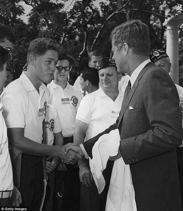27. Bill Clinton gençlik yıllarında  John F. Kennedy ile tokalaşırken, 1963.