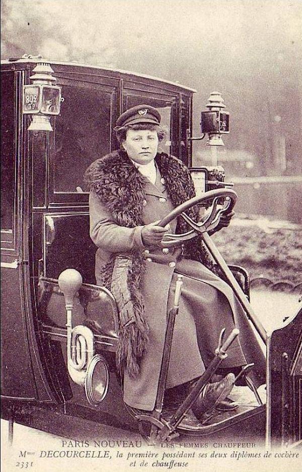 7. İlk kadın taksi şoförü Madam Decourcelle, Paris, 1909.
