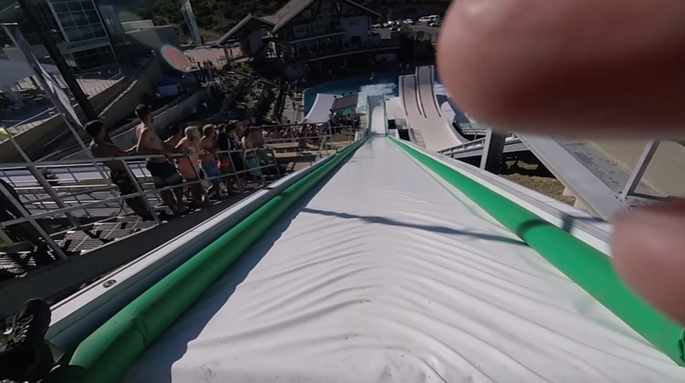 İnsanlar Nasıl Eğleneceğini İyi Biliyor: Kayakla Atlama Pisti Slip 'N Slide Parkuruna Çevrildi