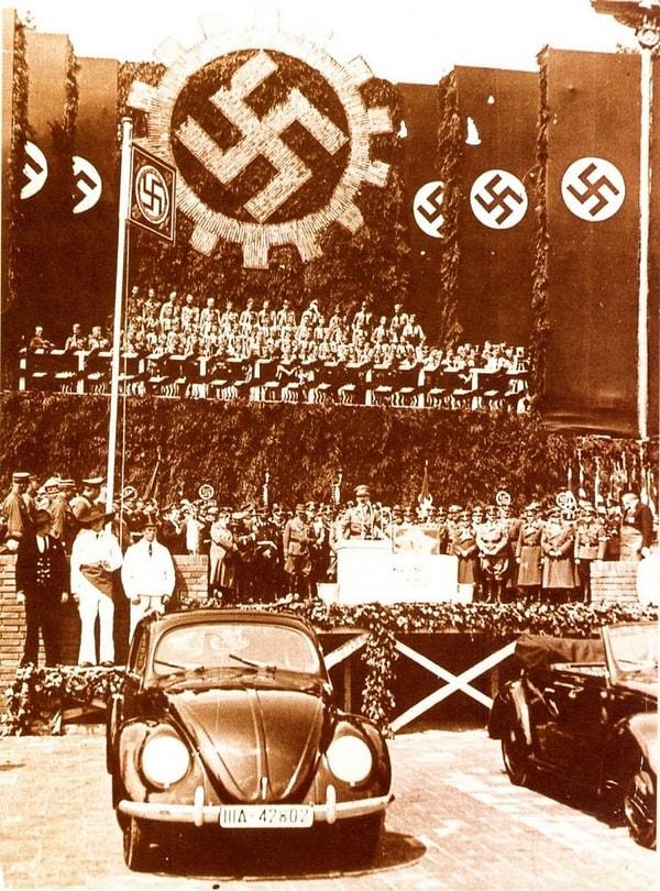 9. Adolf Hitler, Volkswagen Beetle arabalarının tanıtımında, 1938.