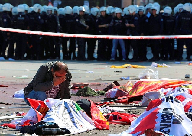 Tam o anlarda üç saniye arayla iki bomba patladı. Meydan kana bulandı, gökyüzüne duman ve haykırışlar yükseldi...