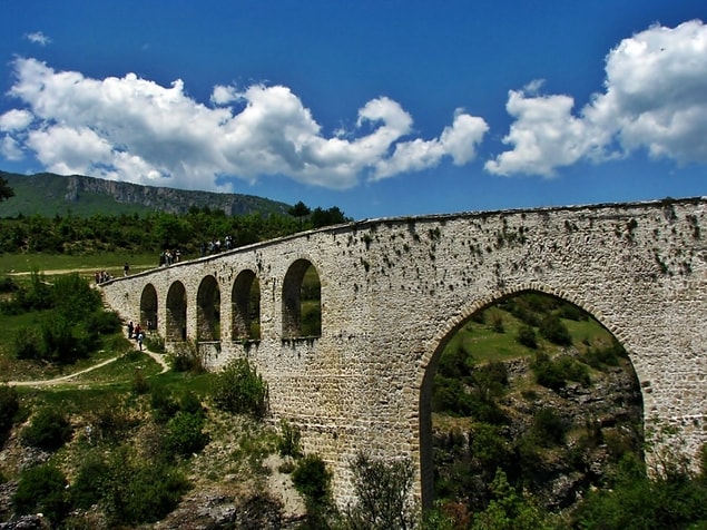 116 metre uzunluğundaki İncekaya Su Kemeri ve altından akan Tokatlı Deresi de mutlaka görülmeli...