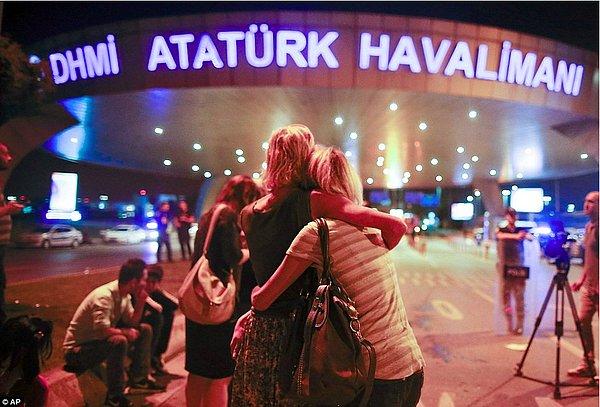 İstanbul Atatürk Havalimanı Dış Hatlar Terminali’nde dün akşam  meydana gelen terör saldırısı sonucu son belirlemelere göre 41 kişi hayatını kaybetti, 239 kişi ise yaralandı.