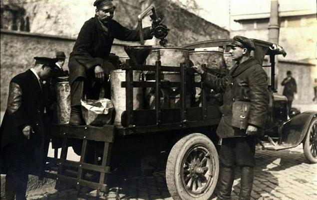 117. Rus gaz şirketinin, iş yerlerine ve bakkallara gaz dağıtan kamyoneti (1928)