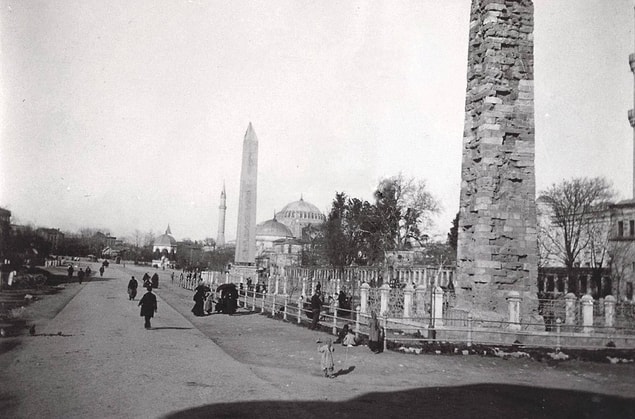 34. Şimdiki adıyla Sultanahmet Meydanı olarak bilinen At Meydanı. 1904.