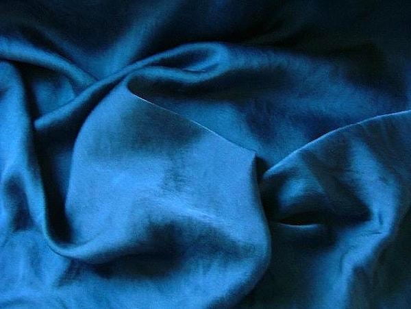 5. İçinde biraz mor da bulunan koyu bir mavi olarak tanımlanan renk?