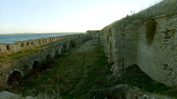 Çanakkale Savaşları sırasında "yedi düvel"e karşı koyarken ağır top atışlarıyla adeta gazi olan kale, bir asır boyunca doğa şartları ve savaşın izleriyle harap halde kalmıştı.