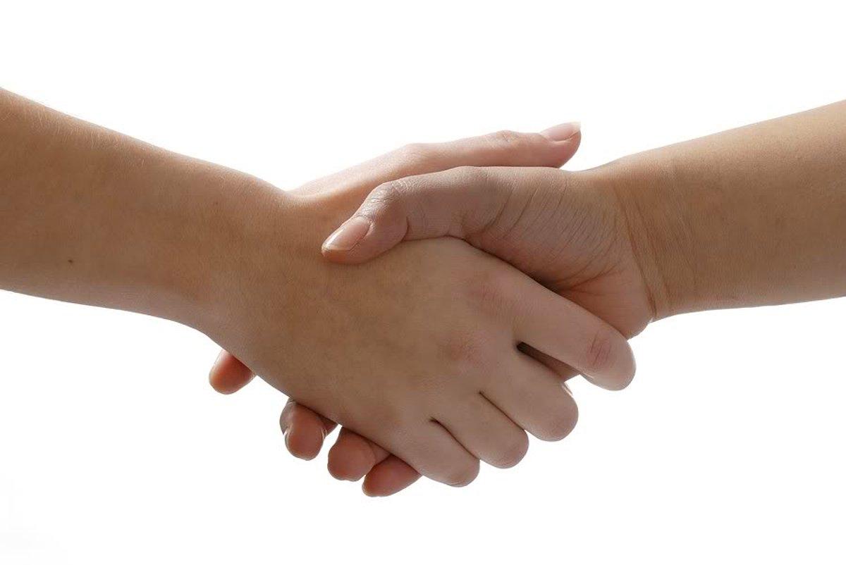 Примирение часть 2. Дружеское рукопожатие. Рука протянутая для рукопожатия. Рукопожатие детей. Дружба руки.