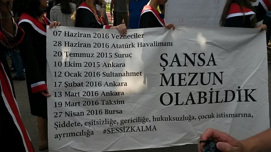 Bir ODTÜ Klasiği: İnce Taşlamalarıyla Mezuniyet Törenine Anlam Katan 73 Pankart